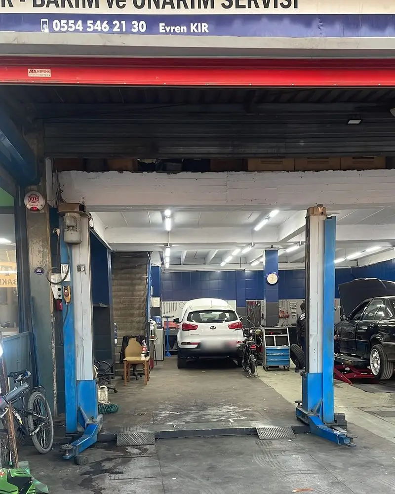 Ayka Otomotiv'in sanayideki girişi: tabelada 0554 546 21 30 ve Evren KIR, içeride liftler ve servisteki araçlar