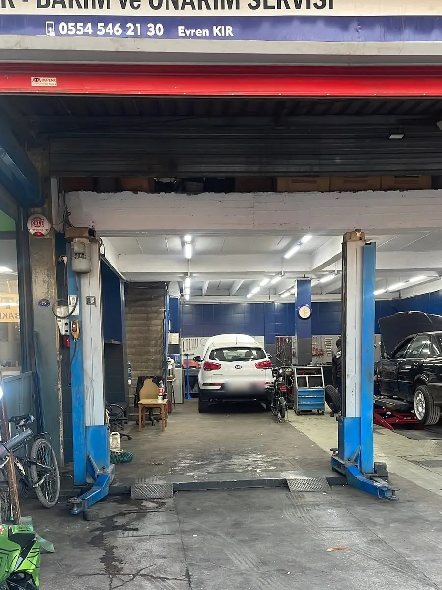 Ayka Otomotiv'in girişi: tabelada 0554 546 21 30 ve Evren KIR yazıyor, içeride iki direkli lift ve araçlar