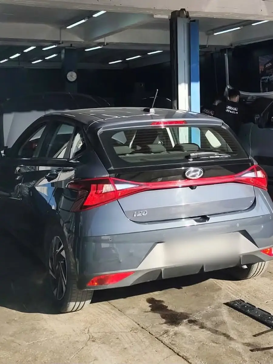 Ayka Otomotiv atölyesinde gri Hyundai i20