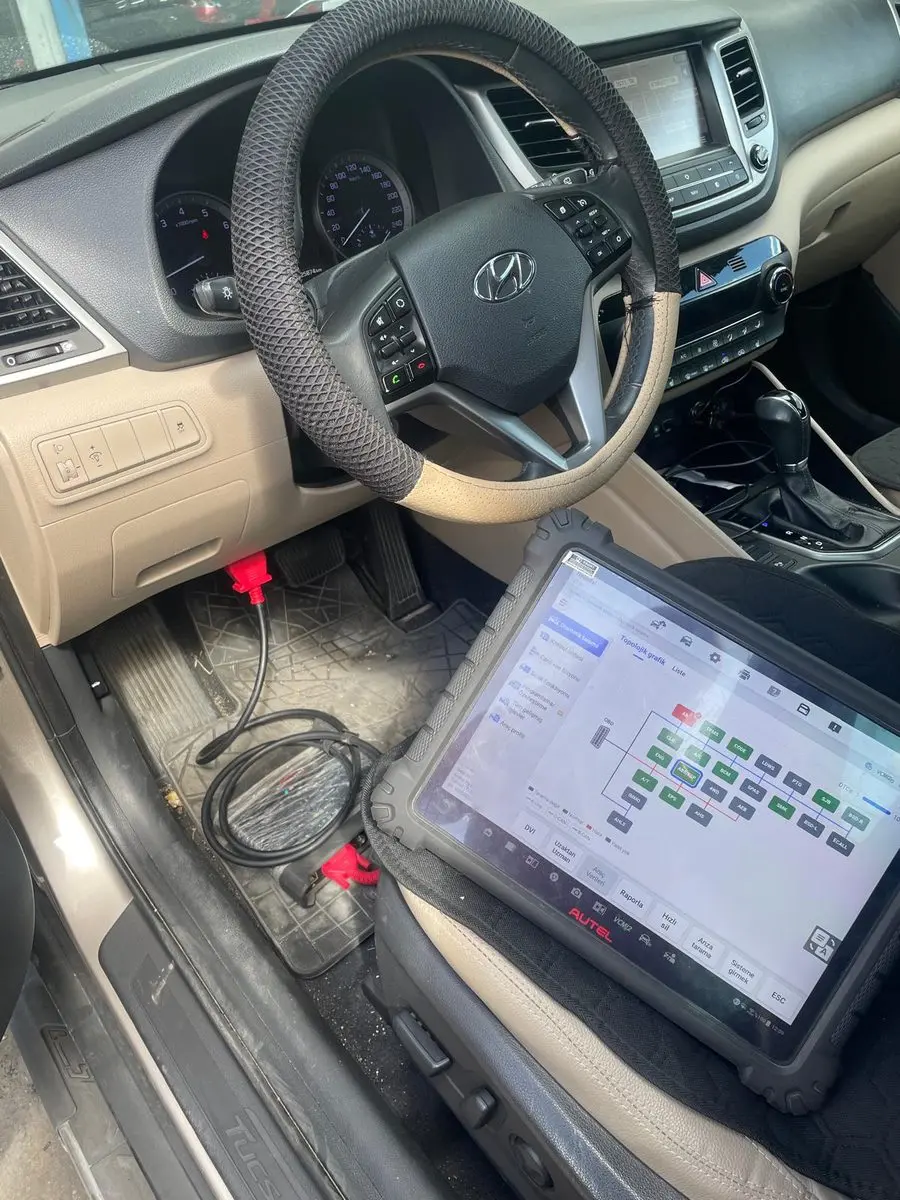Hyundai Tucson'un teşhis soketine bağlı Autel MaxiSys Ultra S2, ekranda kontrol ünitelerinin ağ topolojisi