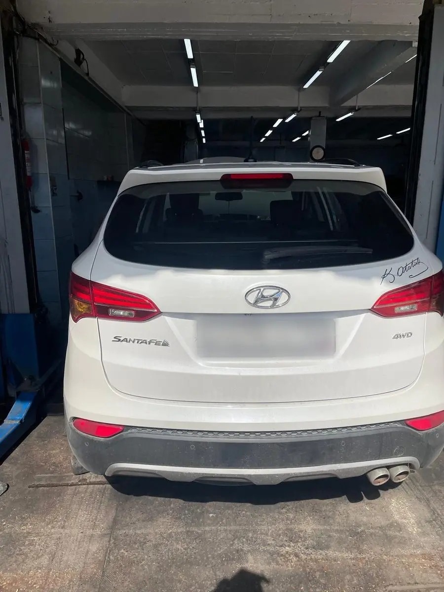 Ayka Otomotiv atölyesine arkadan görünen beyaz Hyundai Santa Fe