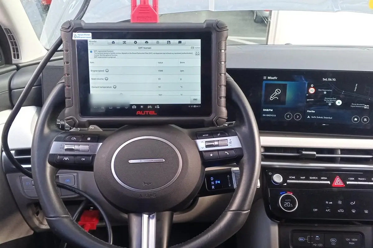 Hyundai'nin direksiyonuna yerleştirilmiş Autel arıza tespit cihazı, ekranda DPF canlı verileri