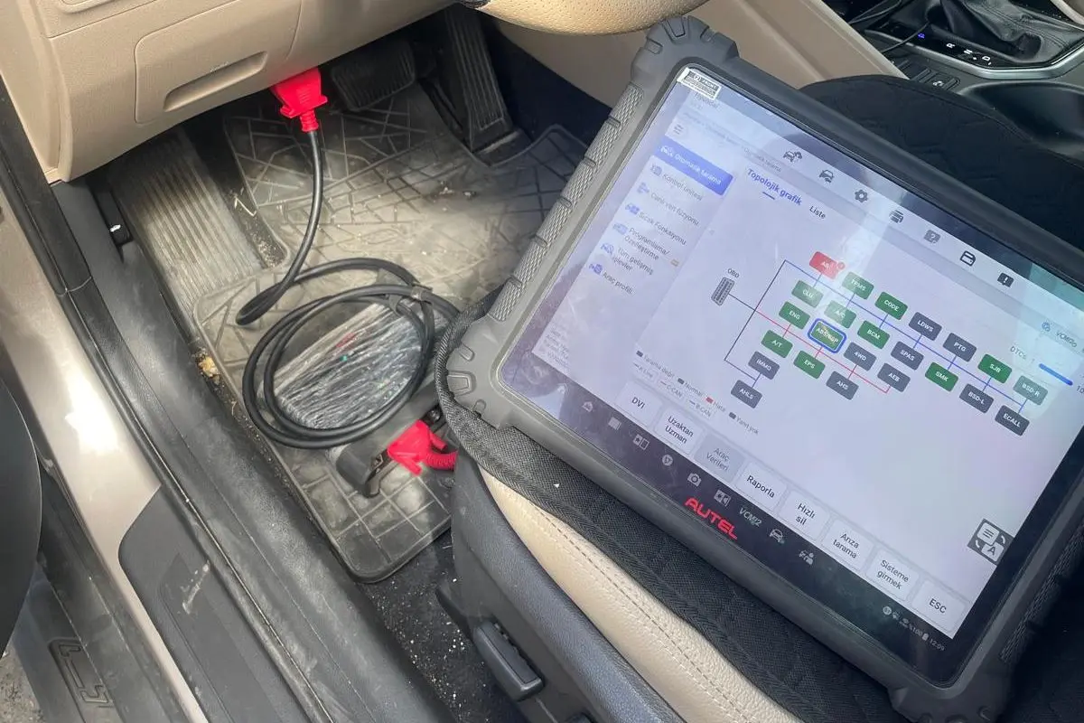 Hyundai Tucson'un teşhis soketine bağlı Autel MaxiSys Ultra S2, ekranda kontrol ünitelerinin ağ topolojisi